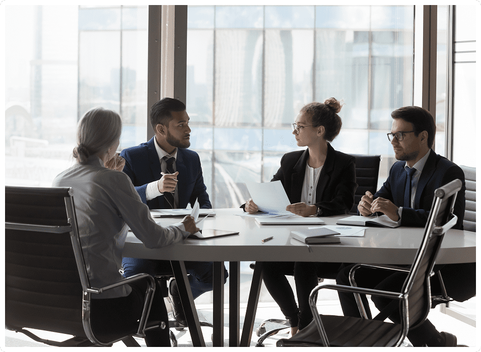 GettyImages-1424912318 A group of people sitting at a table.